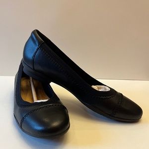 Cloudsteppers by Clarks Sara Bay Black Leather Flats, Size 8